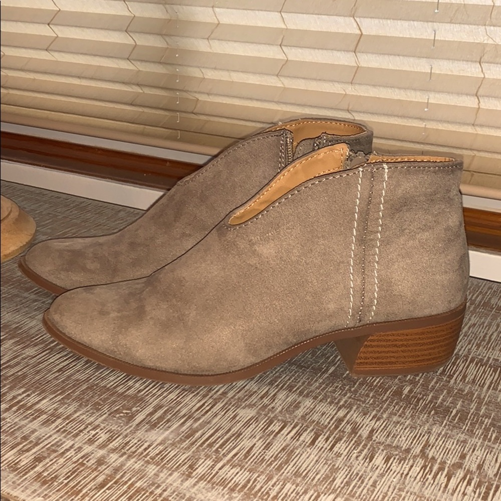 ANKLE BOOTIES